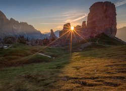 Góry, Dolomity, Skały, Cinque Torri, Szczyt, Torre Grande, Drzewa, Droga, Promienie słońca, Chmury, Włochy