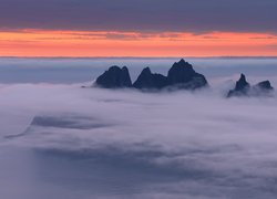 Szczyty gór w chmurach na wyspie Senja