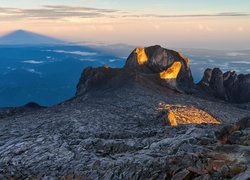 Szczyty gór w Parku Narodowym Kinabalu