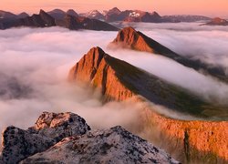 Szczyty gór we mgle na norweskiej wyspie Senja