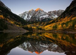 Stany Zjednoczone, Kolorado, Góry Skaliste, Szczyty Maroon Bells, Jezioro Maroon Lake, Drzewa, Odbicie, Jesień