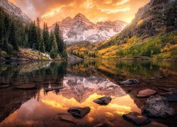 Góry Skaliste, Szczyty Maroon Bells, Jezioro Maroon Lake, Stan Kolorado, Stany Zjednoczone, Drzewa, Kamienie, Odbicie