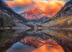 Góry Skaliste, Szczyty Maroon Bells, Jezioro Maroon Lake, Stan Kolorado, Stany Zjednoczone, Drzewa, Chmury, Odbicie