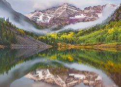 Szczyty Maroon Bells nad jeziorem Maroon Lake