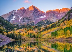 Góry Skaliste, Szczyty Maroon Bells, Jezioro Maroon Lake, Odbicie, Drzewa, Stan Kolorado, Stany Zjednoczone