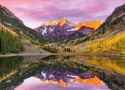 Szczyty Maroon Bells nad jeziorem Maroon Lake
