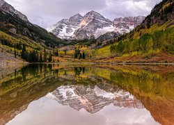 Szczyty Maroon Bells nad jeziorem Maroon