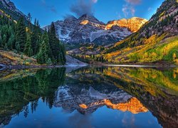 Szczyty Maroon Bells odbite w jeziorze Maroon Lake