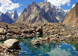 Pakistan, Góry Karakorum, Szczyty Trango Towers, Wieże Trango, Kamienie, Woda