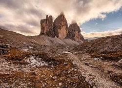 Szczyty Tre Cime di Lavaredo we włoskich Dolomitach