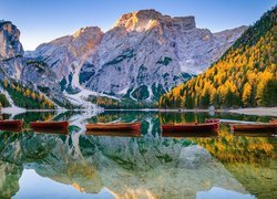 Szereg łódek zacumowanych na jeziorze Pragser Wildsee w Południowym Tyrolu