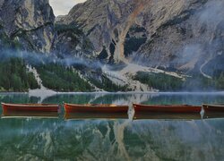 Szereg łodzi na jeziorze Pragser Wildsee w Dolomitach
