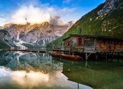 Włochy, Południowy Tyrol, Jezioro, Pragser Wildsee, Lago di Braies, Góry, Dolomity, Pomost, Drewniany, Domek, Łódki