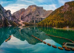 Włochy, Południowy Tyrol, Jezioro, Pragser Wildsee, Lago di Braies, Góry, Dolomity, Łódki, Pomost, Lasy