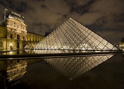 Szklana piramida przed Luwrem w Paryżu
