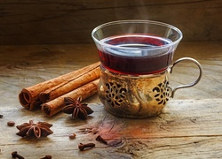 Szklanka herbaty z laskami cynamonu