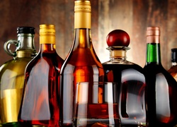 Szklanka i butelki z alkoholem