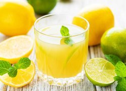 Szklanka soku z limonki i cytryny
