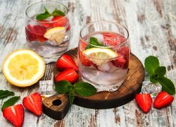 Szklanka wody z cytryną i truskawkami
