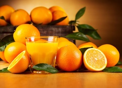 Szklanka z sokiem i pomarańcze