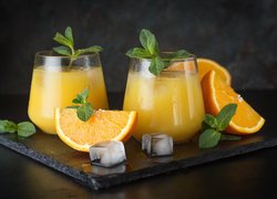Szklanki z sokiem pomarańczowym