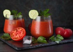 Szklanki z sokiem pomidorowym