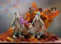 Szmaciane lalki wśród jesiennych liści