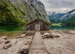 Niemcy, Góry, Alpy, Park Narodowy Berchtesgaden, Jezioro Obersee, Kamienie, Pomost, Szopa, Lasy, Chmury