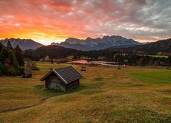 Góry Karwendel, Jezioro Geroldsee, Lasy, Drzewa, Szopy, Domy, Polana, Chmury, Zachód słońca, Bawaria, Niemcy