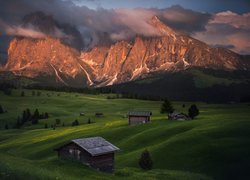 Dolomity, Góry Sassolungo, Płaskowyż Seiser Alm, Dolina, Val Gardena, Drzewa, Chmury, Drewniane, Domy, Włochy