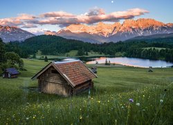 Góry Karwendel, Jezioro Geroldsee, Lasy, Drzewa, Szopy, Domy, Polana, Kwiaty, Chmury, Miejscowość Krun, Zachód słońca, Bawaria, Niemcy