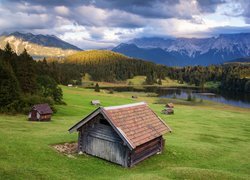 Szopy w pobliżu jeziora Geroldsee w Alpach Bawarskich