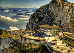 Szwajcarski hotel Pilatus u podnóża góry