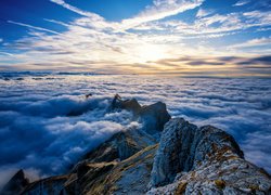 Szwajcarskie Alpy w chmurach