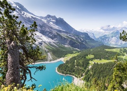 Szwajcarskie jezioro Oeschinen z widokiem na góry w Alpach Berneńskich