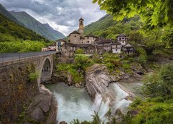 Góry, Most, Drzewa, Domy, Skały, Rzeka Verzasca, Lavertezzo, Kanton Ticino, Szwajcaria