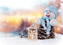 Szyszkowy bałwanek z lampionem na śniegu