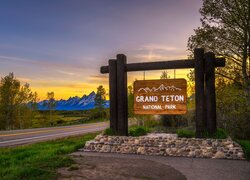 Stany Zjednoczone, Wyoming, Park Narodowy Grand Teton, Góry, Drzewa, Droga, Tablica