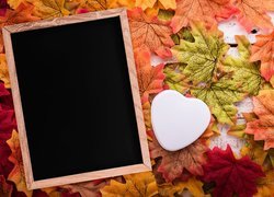 Tabliczka i serce na sztucznych jesiennych liściach