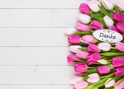Tabliczka z podziękowaniem na bukiecie różowych tulipanów