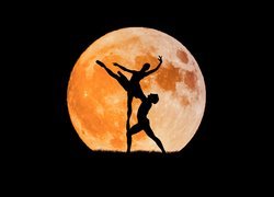 Tańcząca para przy księżycu