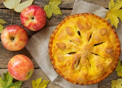 Tarta jabłkowa w jesiennej kompozycji z jabłkami i liśćmi