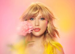 Taylor Swift z różowym kwiatkiem