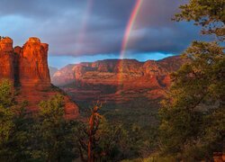 Stany Zjednoczone, Arizona, Sedona, Wilson Mountain, Góry, Skały, Szczyty, Drzewa, Tęcza, Chmury