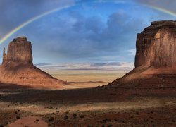 Tęcza nad doliną Monument Valley w Arizonie