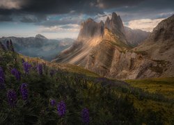 Tęcza nad górą Seceda we Włoszech