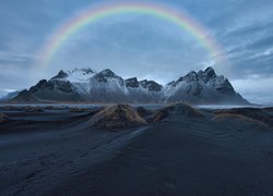 Tęcza nad górą Vestrahorn w Islandii