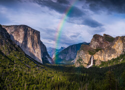 Tęcza nad Parkiem Narodowym Yosemite