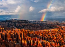 Tęcza nad rozświetlonym Parkiem Narodowym Bryce Canyon