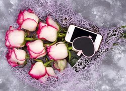 Telefon z sercem na bukiecie róż